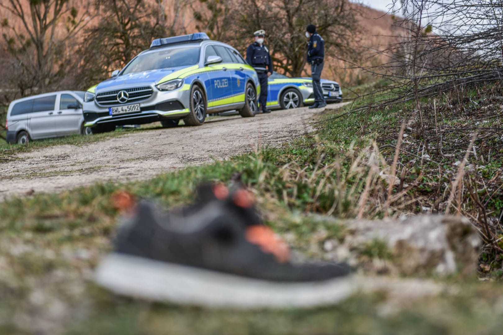 Polizei bei einer Vermisstensuche (Archivbild): Viele der vermissten Kinder in Bayern sind minderjährige Geflüchtete.