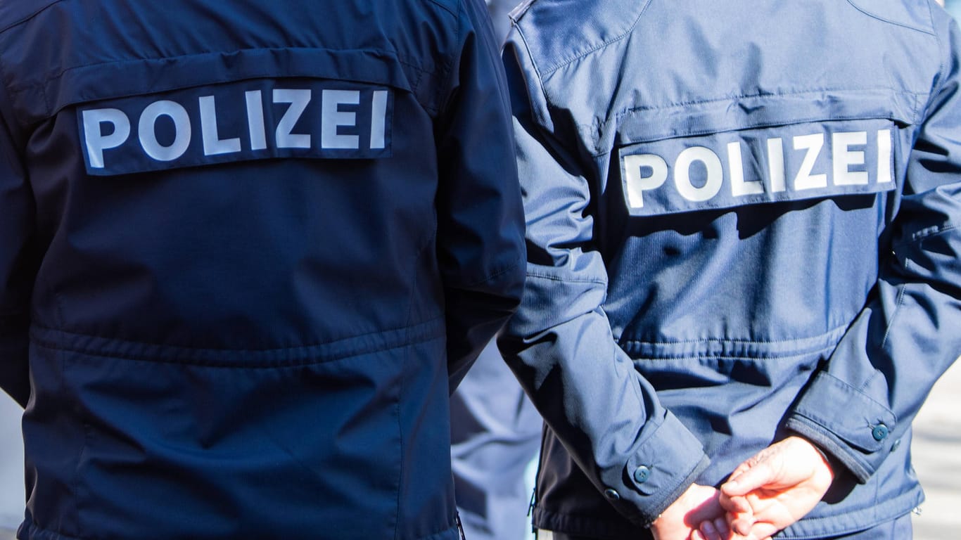Polizeibeamte in München (Archivbild): Ein weiterer Beamter steht wegen Drogenhandels vor Gericht.
