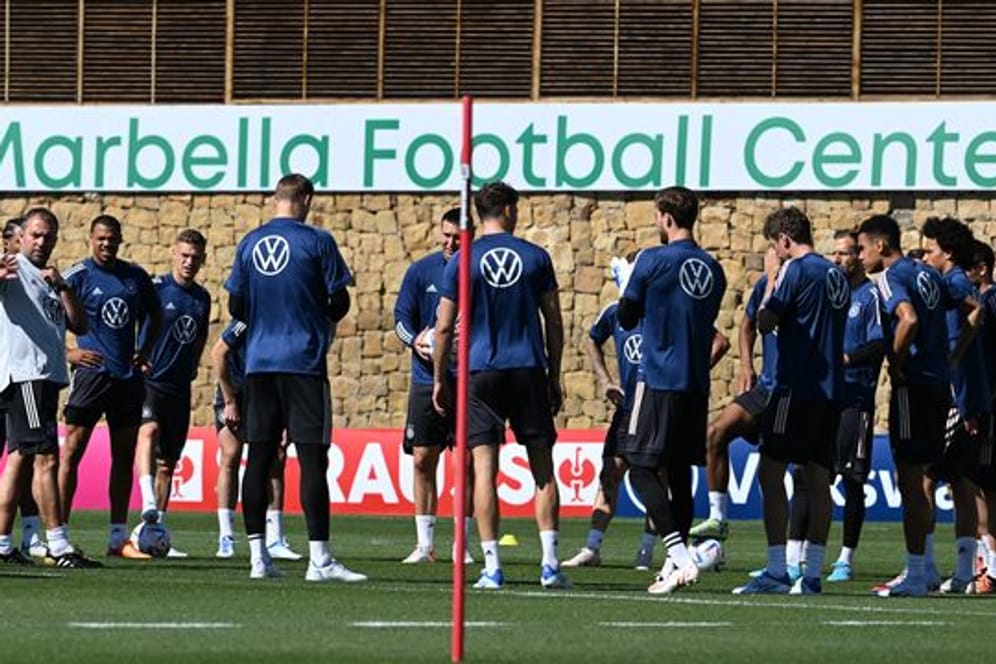 Da geht's lang: Hansi Flick (l) ist mit dem DFB-Team in Marbella gestartet.