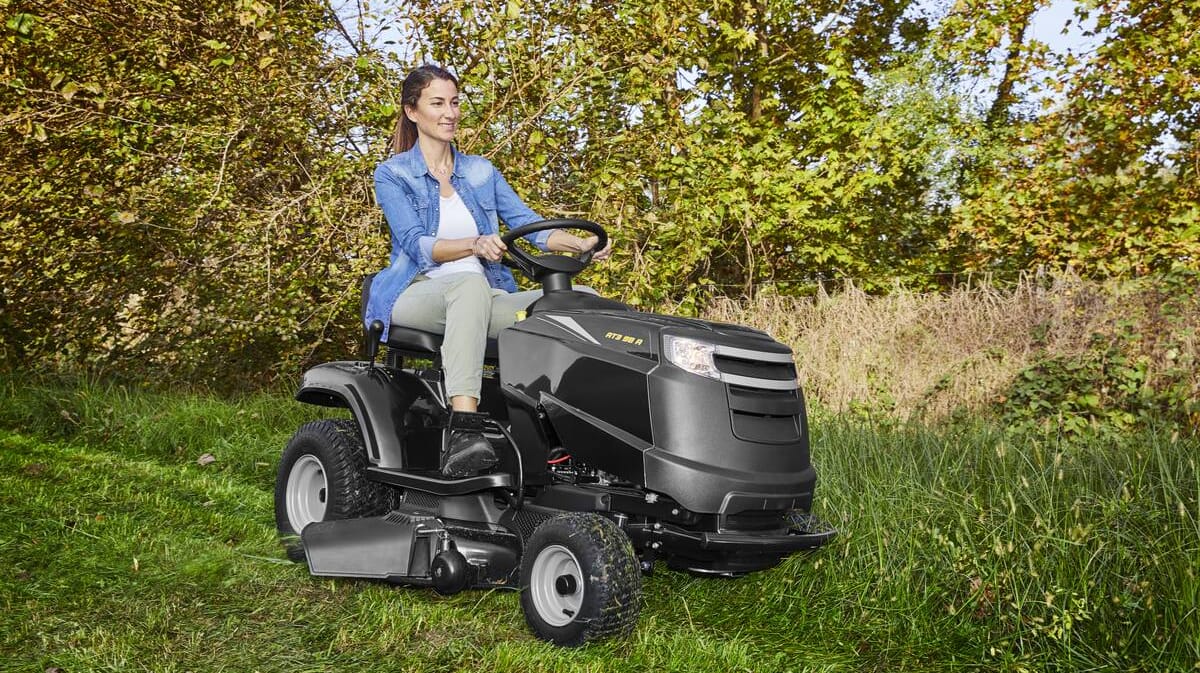 Für große Rasenflächen: Mit diesem günstigen Rasentraktor von Alpina-Garden sind Sie optimal ausgestattet.