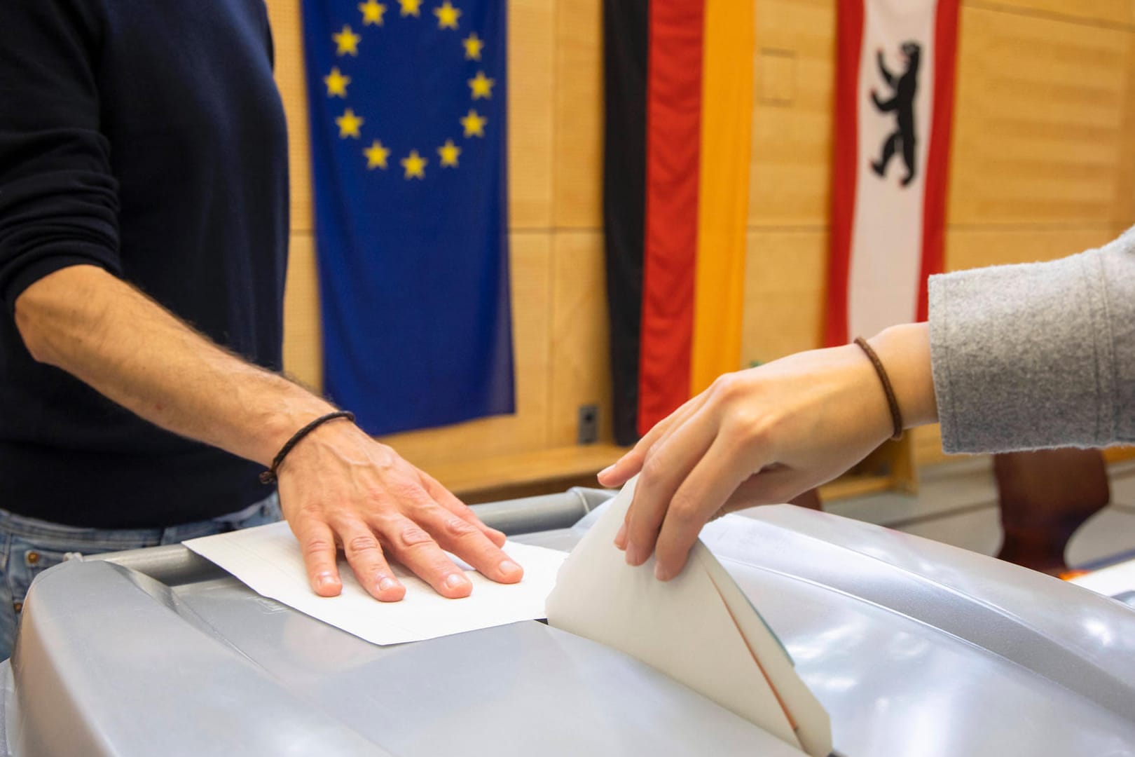 Ein Wähler wirft seinen Stimmzettel in eine Wahlurne (Archivbild): Bei den Wahlen im September 2021 war zu erheblichen Mängeln gekommen.