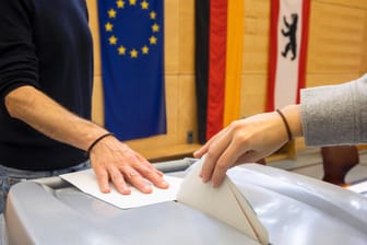 Ein Wähler wirft seinen Stimmzettel in eine Wahlurne (Archivbild): Bei den Wahlen im September 2021 war zu erheblichen Mängeln gekommen.