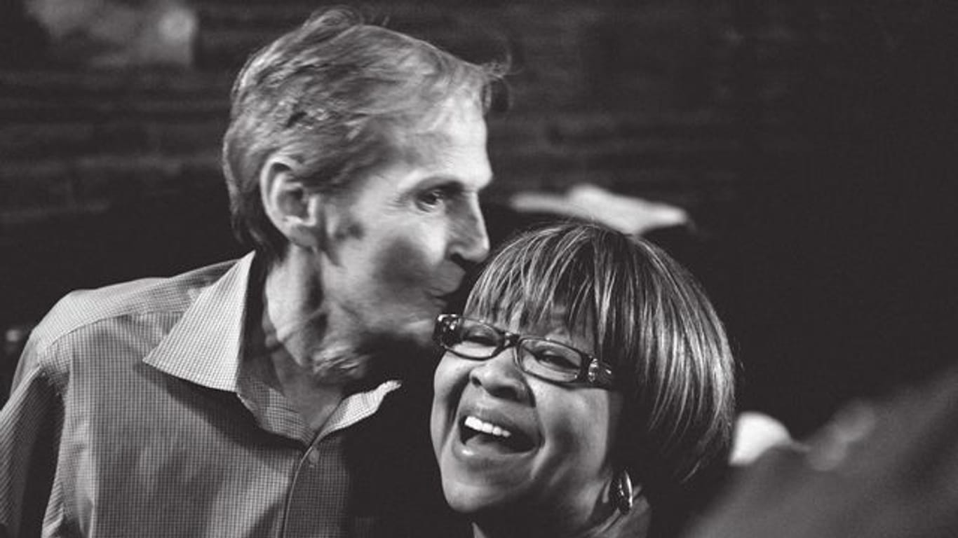 Levon Helm (l) und Mavis Staples sind auf dem Live-Album "Carry Me Home" noch einmal vereint.