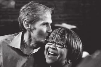 Levon Helm (l) und Mavis Staples sind auf dem Live-Album "Carry Me Home" noch einmal vereint.