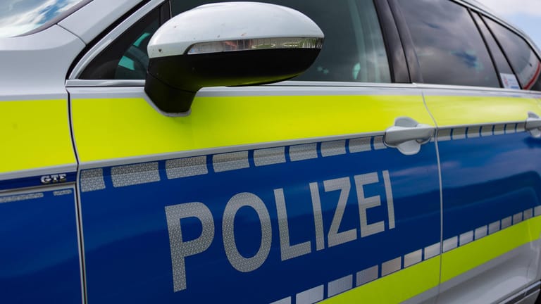Polizeiwagen (Symbolbild): Ein vermeintlich bewaffneter Mann in einem U-Bahnhof sorgte in Nürnberg für einen Großeinsatz.