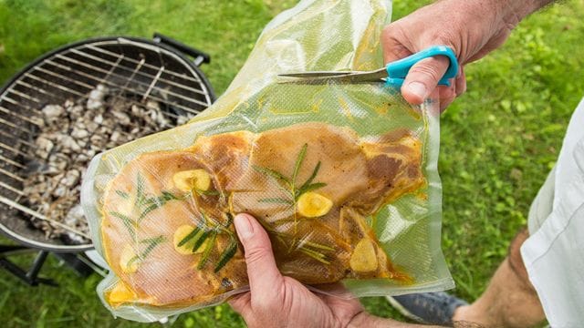 Je länger Fleisch in der Marinade zieht, umso zarter und schmackhafter wird es.