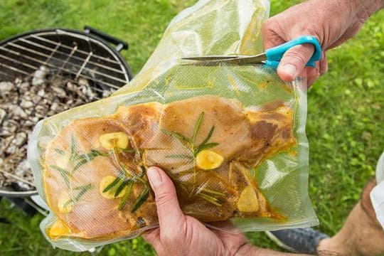 Je länger Fleisch in der Marinade zieht, umso zarter und schmackhafter wird es.