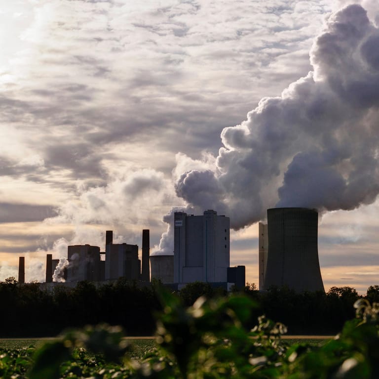 Das Kraftwerk Niederaußem von RWE (Symbolbild): Am Kohleausstieg will Habeck trotz allem festhalten.