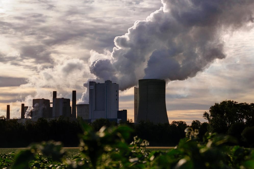 Das Kraftwerk Niederaußem von RWE (Symbolbild): Am Kohleausstieg will Habeck trotz allem festhalten.