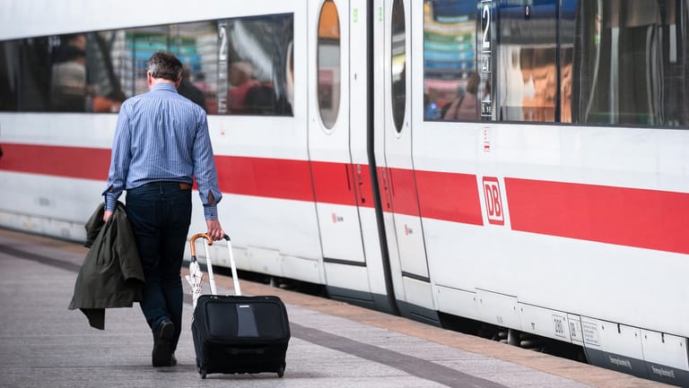 Bahnreisender vor einem ICE: Die Deutsche Bahn bietet ab Mitte Juni ein überarbeitetes Bonusprogramm an.