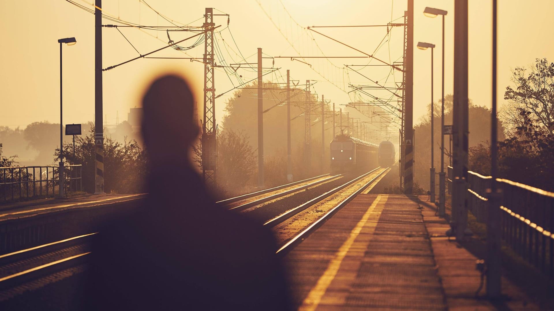 Ein Mann wartet an einer Bahnstation (Symbolfoto): Bislang kann sich Arthur Weber (37 J.) Mobilität kaum leisten.