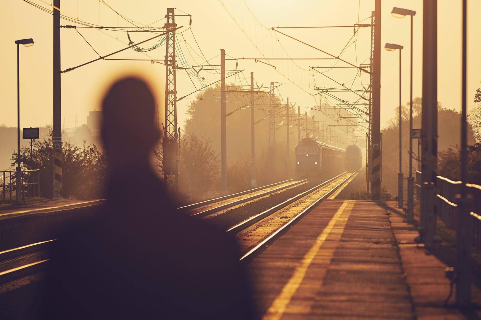 Ein Mann wartet an einer Bahnstation (Symbolfoto): Bislang kann sich Arthur Weber (37 J.) Mobilität kaum leisten.