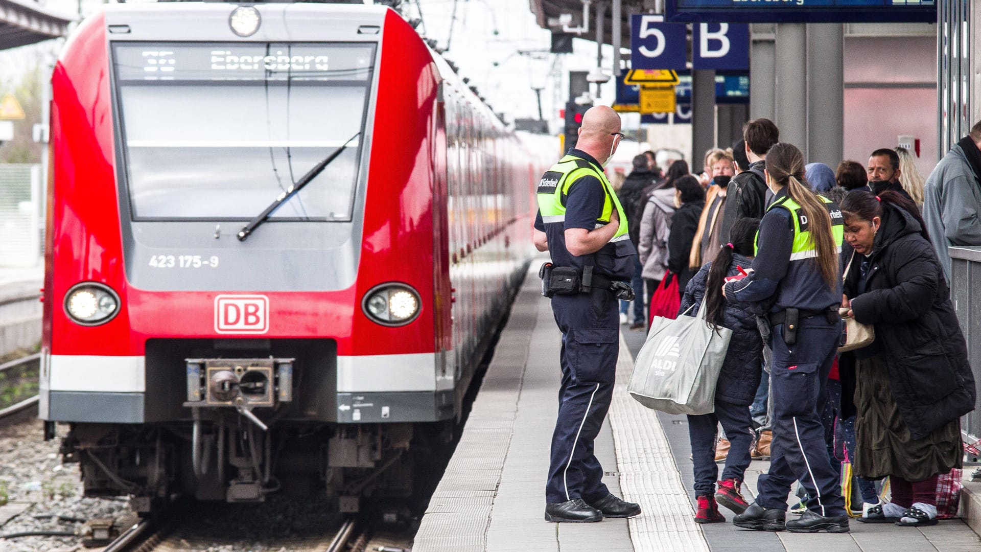 Andrang am Bahnsteig (Symbolbild): Die Bahn rechnet mit vollen Nahverkehrszügen wegen des 9-Euro-Tickets.