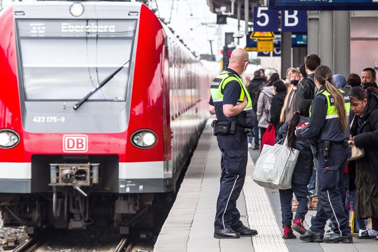 Andrang am Bahnsteig (Symbolbild): Die Bahn rechnet mit vollen Nahverkehrszügen wegen des 9-Euro-Tickets.