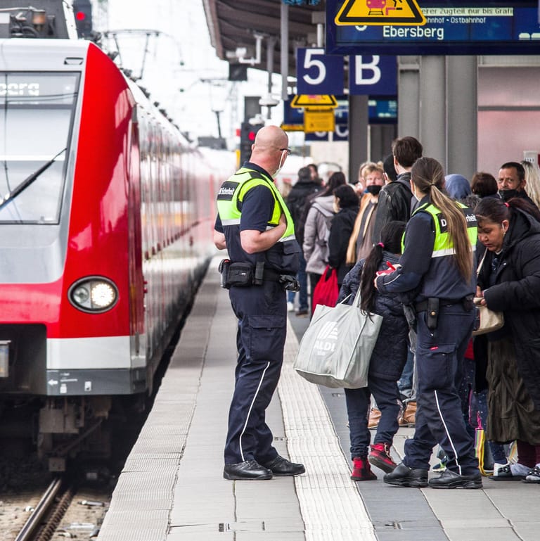 Andrang am Bahnsteig (Symbolbild): Die Bahn rechnet mit vollen Nahverkehrszügen wegen des 9-Euro-Tickets.