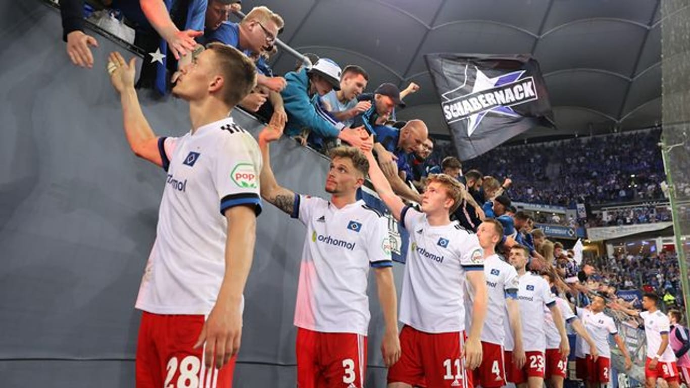 Trost für die Rothosen: Trotz des verpassten Aufstieges werden die HSV-Profis von ihren Fans gefeiert.