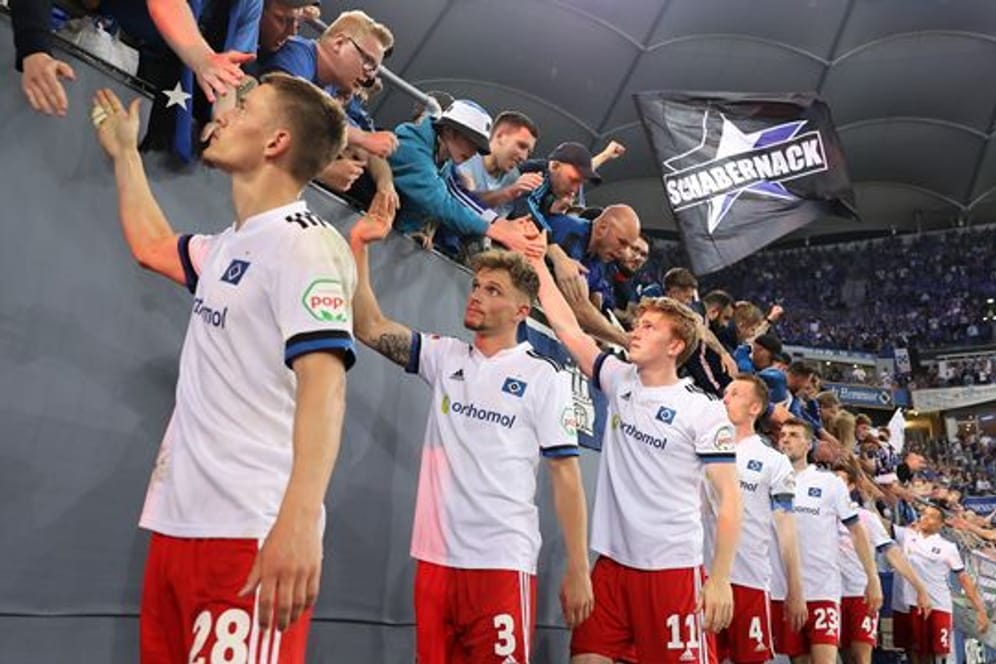 Trost für die Rothosen: Trotz des verpassten Aufstieges werden die HSV-Profis von ihren Fans gefeiert.