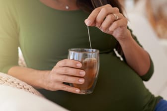 Tee trinken (Symbolbild): Mit viel Wasser und Tee können Schwangere ihren erhöhten Flüssigkeitsbedarf optimal abdecken.