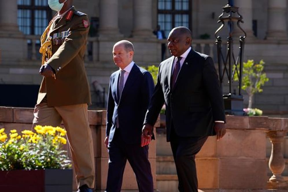 Bundeskanzler Olaf Scholz wird von Südafrikas Präsident Cyril Ramaphosa in Pretoria empfangen.