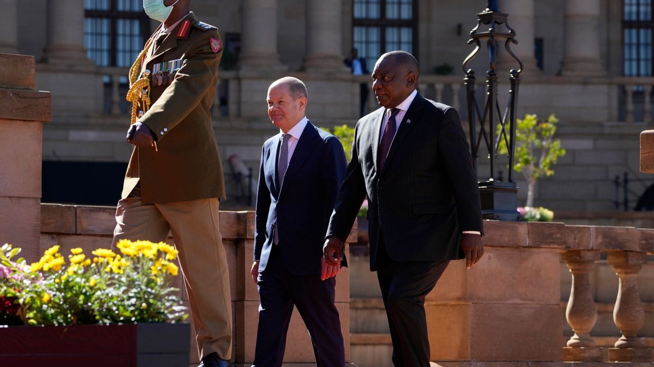Bundeskanzler Olaf Scholz wird von Südafrikas Präsident Cyril Ramaphosa in Pretoria empfangen. Bundeskanzler Olaf Scholz wird von Südafrikas Präsident Cyril Ramaphosa in Pretoria empfangen.