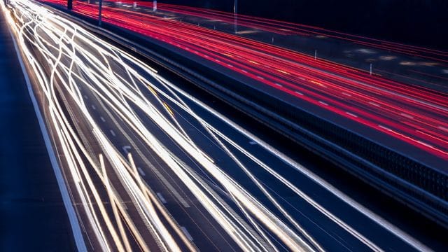 Höchste Zeit für ein Tempolimit auf Autobahnen? Nur jeder Vierte lehnt eine solche Beschränkung generell ab.