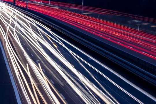 Höchste Zeit für ein Tempolimit auf Autobahnen? Nur jeder Vierte lehnt eine solche Beschränkung generell ab.