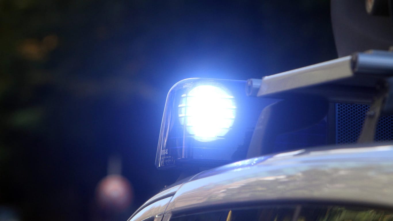 Ein Einsatzwagen der Polizei mit Blaulicht (Symbolbild): Ein mutmaßlicher rasender Drogenhändler sich ab heute vor dem Landgericht Berlin verantworten.