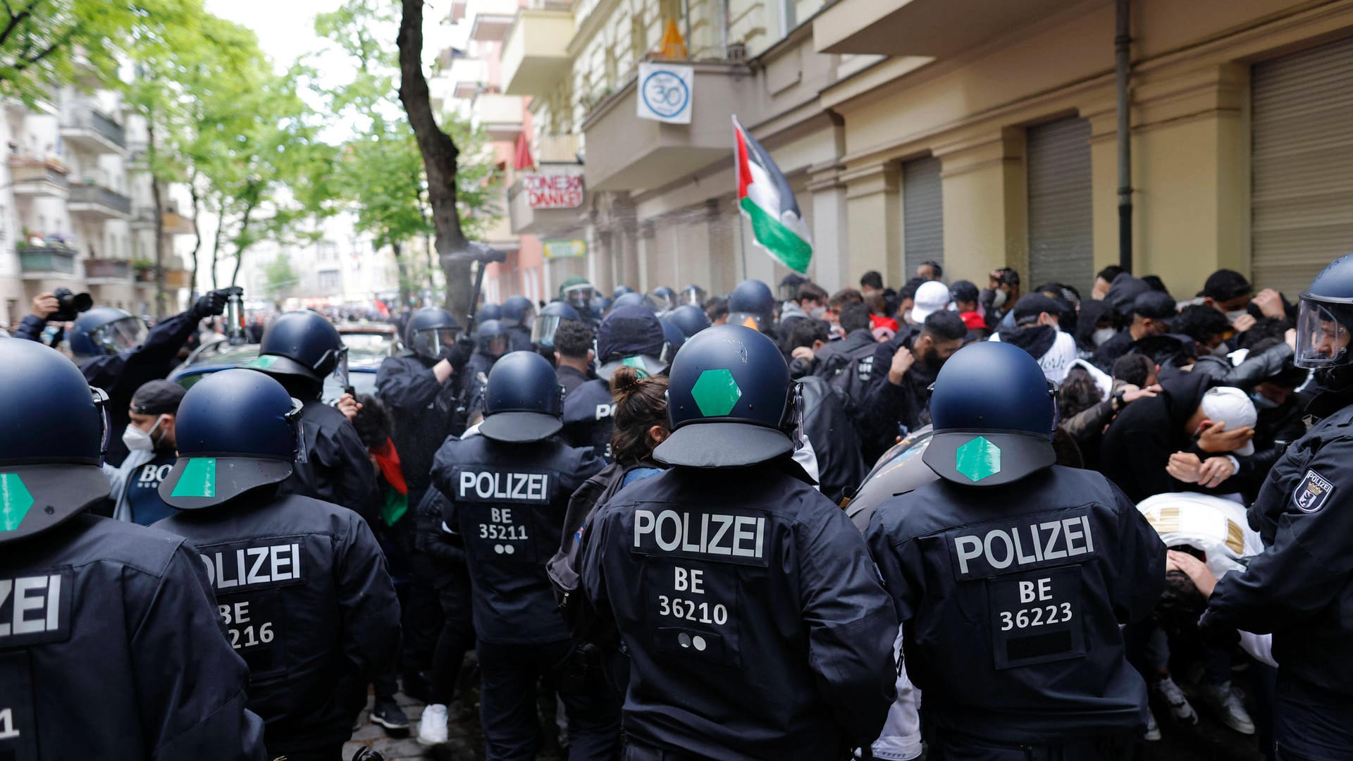 Polizisten bei einer pro-palästinensischen Demonstration in Berlin (Archivbild): Hier wurde besonders viele antisemitische Vorfälle registriert.