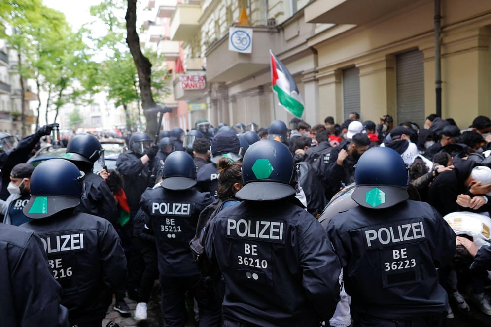 Polizisten bei einer pro-palästinensischen Demonstration in Berlin (Archivbild): Hier wurde besonders viele antisemitische Vorfälle registriert.
