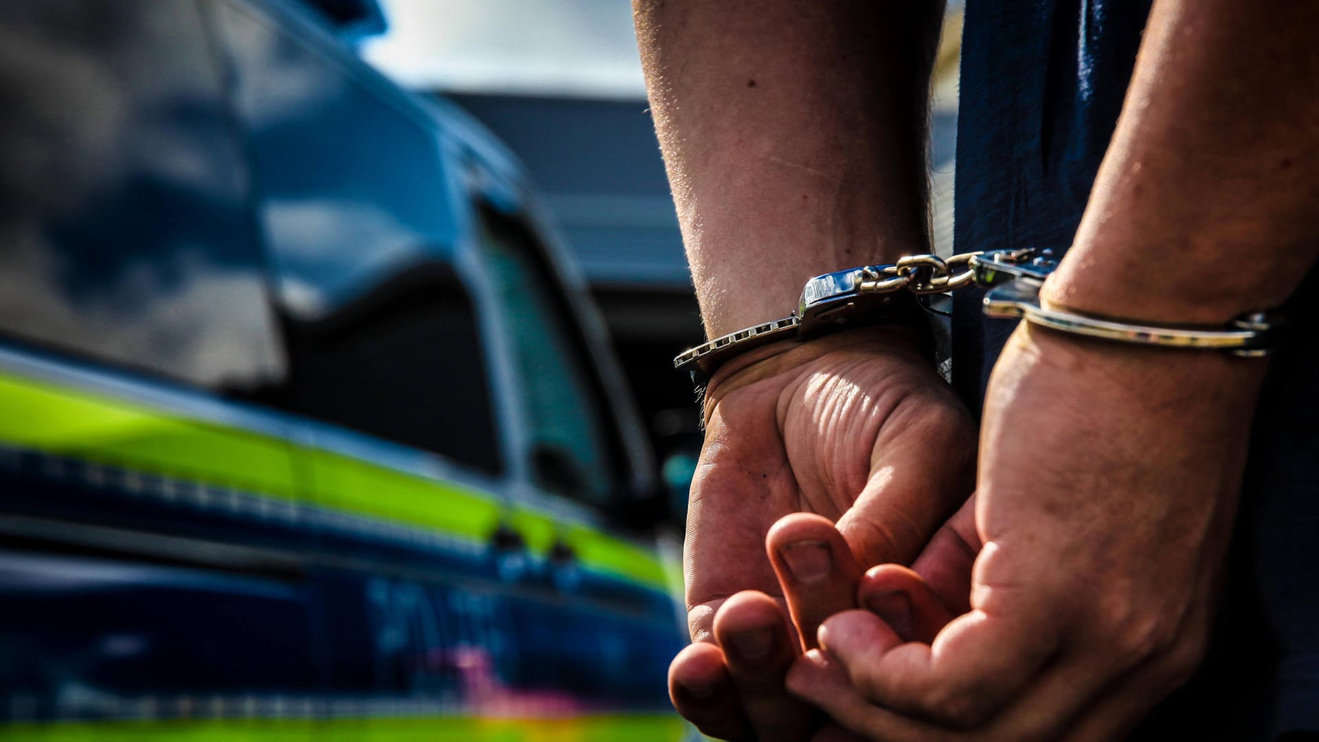 Ein Mann wird durch die Polizei festgenommen (Symbolbild): Nach dem Fund der Leiche der vermissten 28-Jährigen wurde ein 29 Jahre alter Mann festgenommen. Ein Mann wird durch die Polizei festgenommen (Symbolbild): Nach dem Fund der Leiche der vermissten 28-Jährigen wurde ein 29 Jahre alter Mann festgenommen.