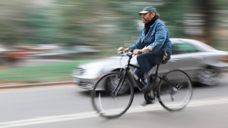 Ein Fahrradfahrer überholt ein Auto (Symbolbild): Vor allem am Vatertag häufen sich Unfälle mit alkoholisierten Radfahrern.