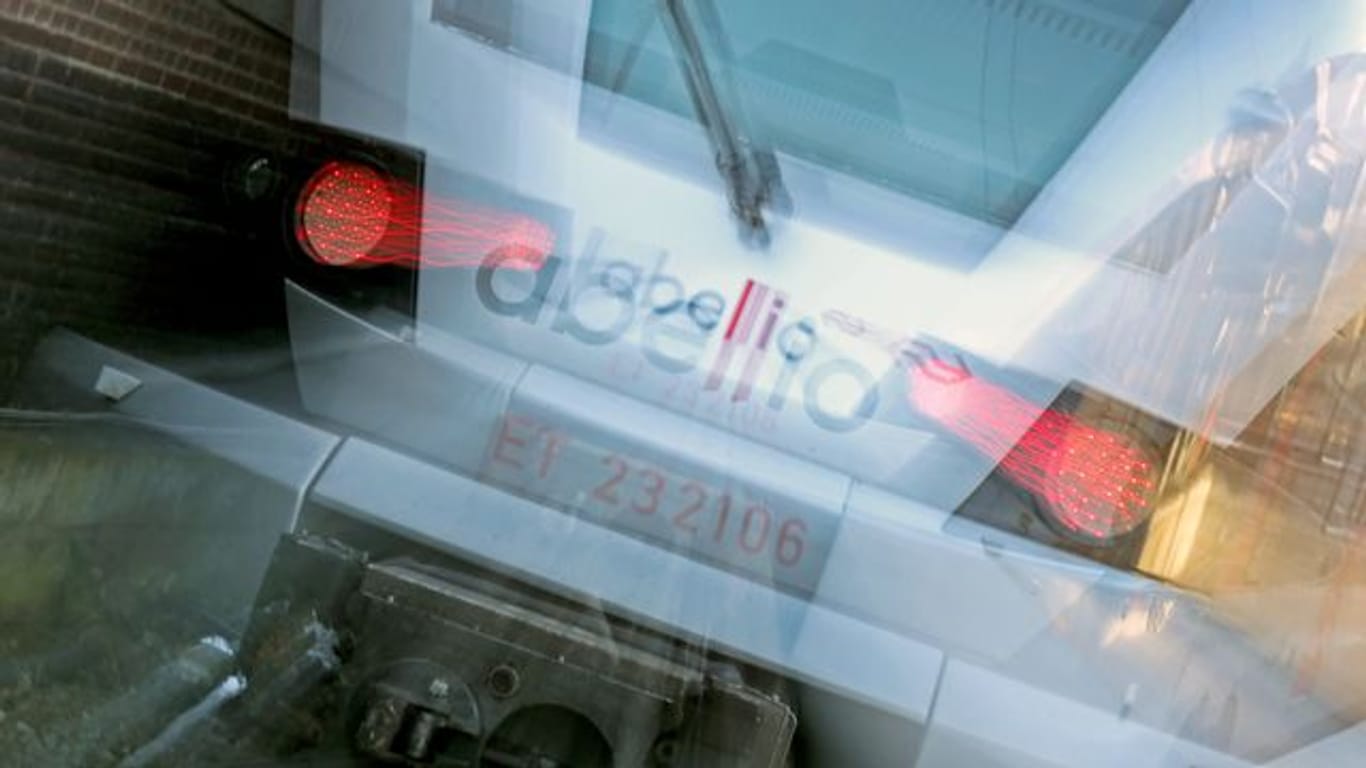 Das Logo des Bahnunternehmens Abellio auf einem Zug (Archivbild): Angesichts der erwarteten höheren Auslastung erhöht Abellio die Kapazitäten.