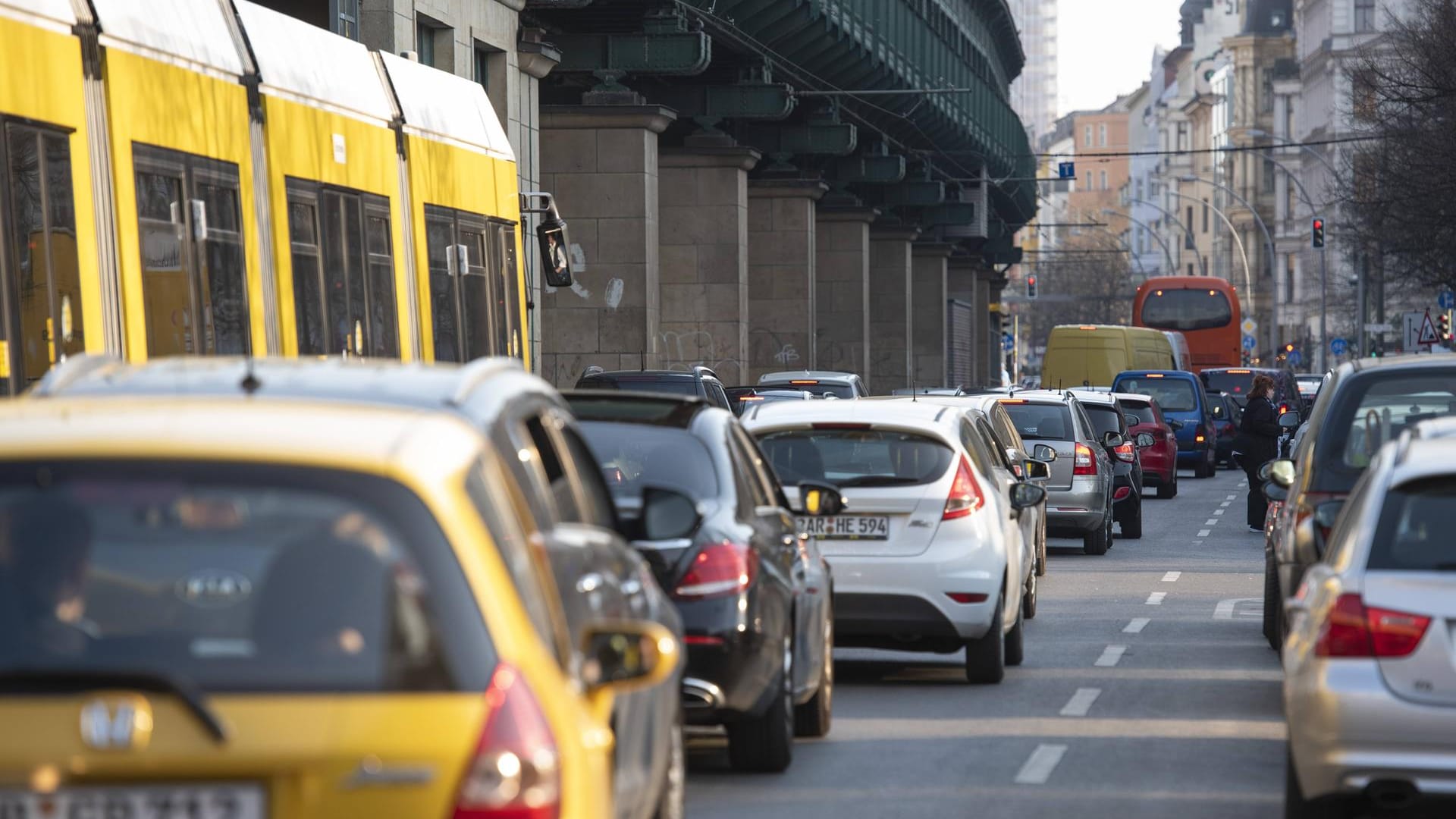 Verkehr auf der Schönhauser Allee (Symbolbild): Autofahrer sollten vorsichtig fahren.