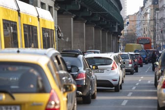 Verkehr auf der Schönhauser Allee (Symbolbild): Autofahrer sollten vorsichtig fahren.