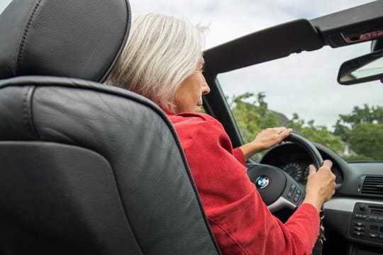 Moderater Genuss: Wer offen fährt, sollte bei höheren Geschwindigkeiten besser das Verdeck schließen.