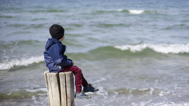 Ein Kind allein vor dem Meer (Symbolbild): Aus den unterschiedlichsten Gründen verschwinden jährlich viele Kinder.