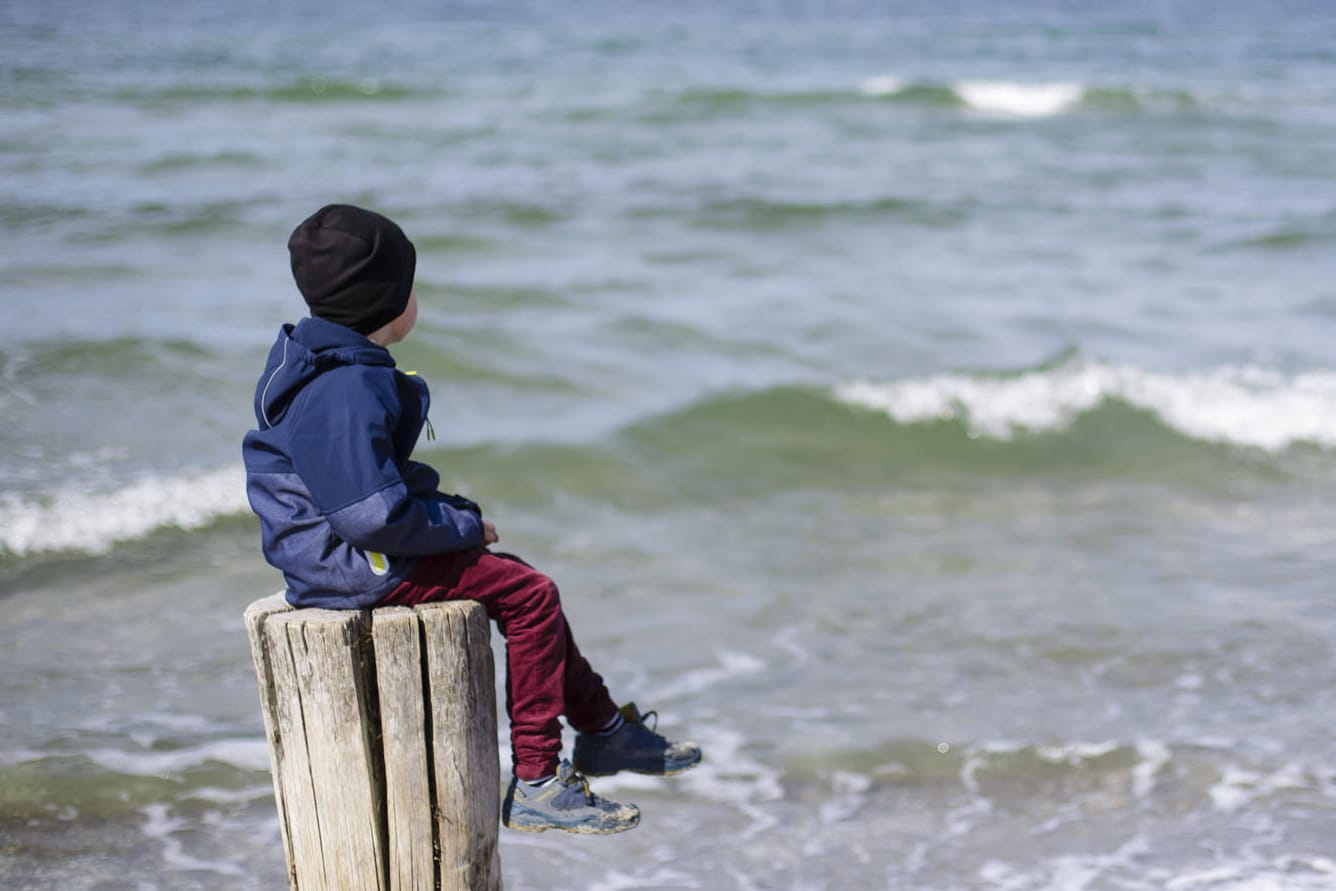 Ein Kind allein vor dem Meer (Symbolbild): Aus den unterschiedlichsten Gründen verschwinden jährlich viele Kinder.
