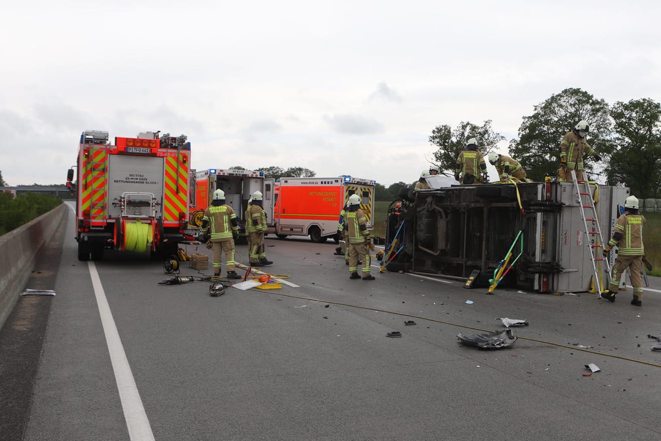 Feuerwehrleute am Unfallort: Einer der Transporter kippte um.