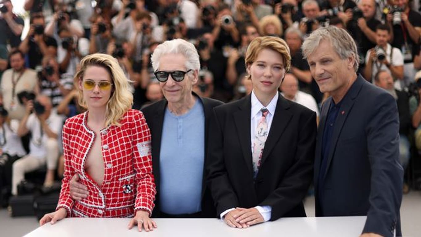Kristen Stewart (l-r), Regisseur David Cronenberg, Lea Seydoux und Viggo Mortensen stellten ihren Film "Crimes of the Future" in Cannes vor.