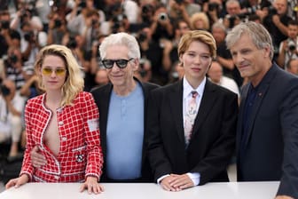 Kristen Stewart (l-r), Regisseur David Cronenberg, Lea Seydoux und Viggo Mortensen stellten ihren Film "Crimes of the Future" in Cannes vor.