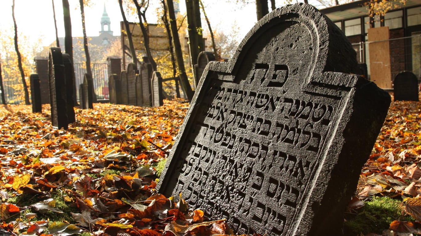 Ein Grabstein auf dem jüdischen Friedhof in Hamburg-Altona: Er gilt als bedeutendes Kulturdenkmal des Judentums in Nordwesteuropa.