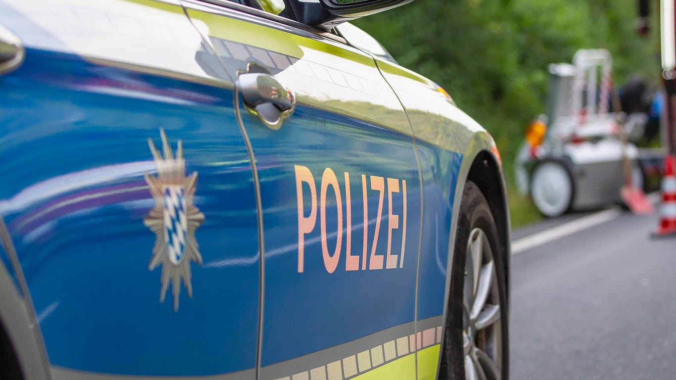 Polizeieinsatz in Hamburg (Symbolbild): Der Autofahrer wurde nach der Kollision verletzt ins Krankenhaus gebracht.