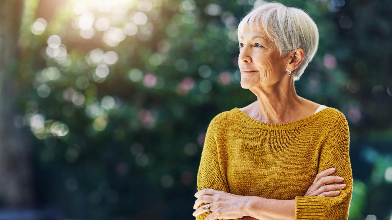 Ältere nachdenkliche Frau (Symbolbild): Um in Rente gehen zu können, muss man eine bestimmte Altersgrenze erreicht haben.