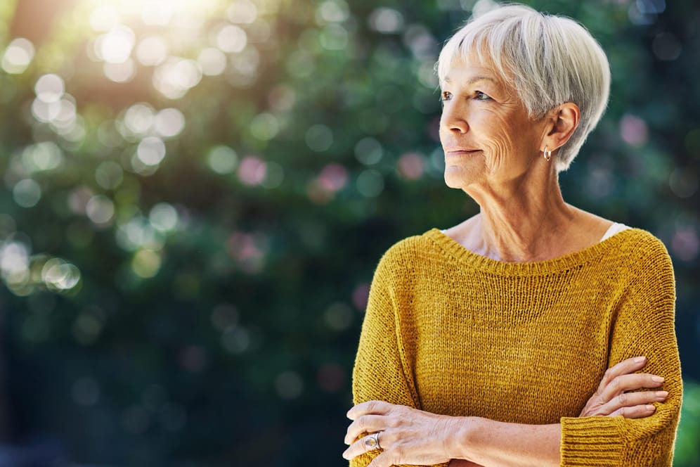 Ältere nachdenkliche Frau (Symbolbild): Um in Rente gehen zu können, muss man eine bestimmte Altersgrenze erreicht haben.