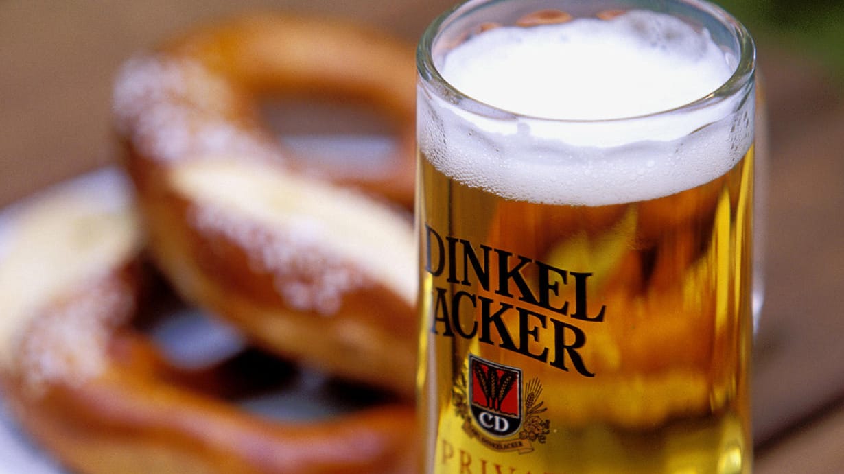 Ein Dinkelacker-Bier und eine Brezel: Zwei Zutaten, die am Vatertagsausflug fast nicht fehlen dürfen.