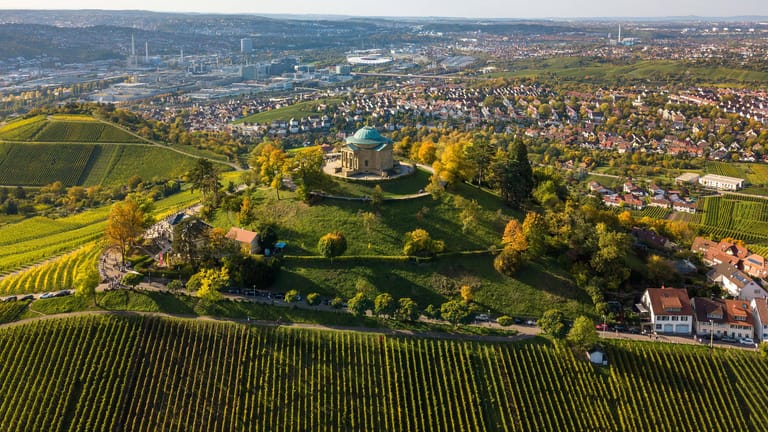 Die Grabkapelle Württemberg mit wunderschönem Blick auf Stuttgarts Weinberge und Bad Cannstatt.