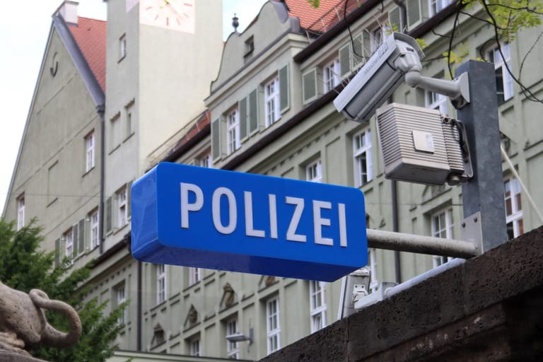 Schild vor dem Polizeipräsidium in München (Symbolbild): Mehrere Beamte wurden bereits wegen des Handels mit Drogen verurteilt.