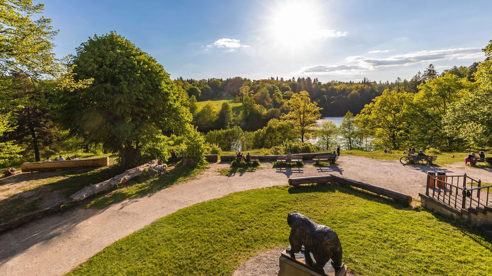 Blick auf den Park vor dem Bärenschlössle am Stuttgarter Bärensee: Mit etwas mehr Zeit lassen sich die Wanderung zum Park und zu den Heslacher Wasserfällen verknüpfen.