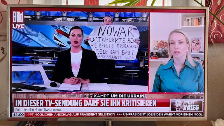 "No war": Die russische Redakteurin Marina Owsjannikowa setzte während einer Live-Sendung ein Zeichen.
