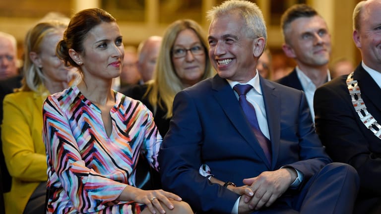 Zübeyde und Peter Feldmann bei seinem 60. Geburtstag (Archivbild): 2018 wurden die Vorwürfe der Vorteilsnahme laut.
